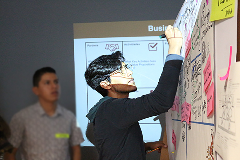 Joshua Salazar, creador del OfflinePedia durante la semana de workshops en Berlín - #ConexiónHumboldt - Lado|B|erlin