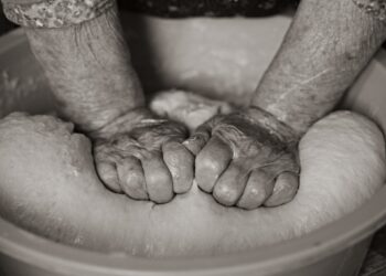 amasar-abuela-mia-y-leo-empanadas Lado|B|erlin.