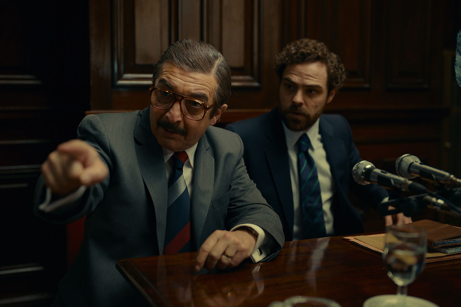 Ricardo Darín y Peter Lanzani en "Argentina 1985". ©Argentina,1985_LaUnióndelosRíos&KenyaFilms&InfinityHill&AmazonStudios_DarínAndLanzaniAsPublicProsecuto rsStrasseraAndMorenoOcampo